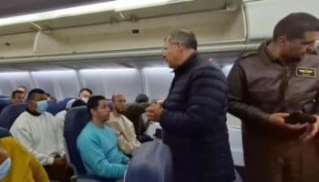 Petro recibe a deportados de EU; avión militar colombiano fue por ellos