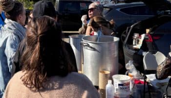 Con tacos y juguetes, habitantes de Los Ángeles apoyan a vecinos tras los incendios