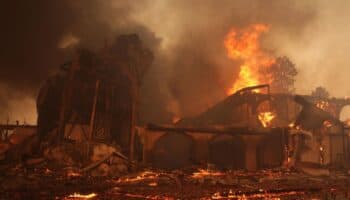 Suman 10 muertos y más de 10 mil estructuras en cenizas por incendios en Los Ángeles