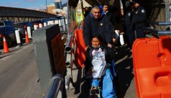 Más de 300 migrantes detenidos en el primer día de redadas del gobierno de Trump