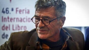 El argentino Guillermo Saccomanno gana el Premio Alfaguara