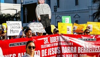 Culiacán: Miles marchan pidiendo alto a violencia; queman piñata de Rocha exigiendo su renuncia