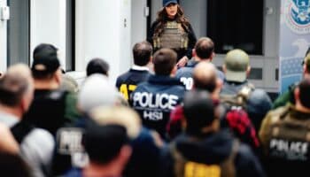 Video | 'Seguiremos eliminando a esta basura de nuestras calles': secretaria de Seguridad durante redadas en NY