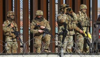 Trump ordena a dos agencias de satélites espía vigilar la frontera con México