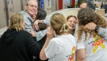 Israel libera 183 presos palestinos en el quinto intercambio con Hamás