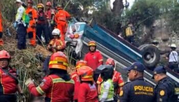 Reportan decenas de muertos tras desbarrancar camión en Guatemala