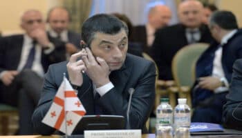 Reciben a huevazos a político georgiano en el aeropuerto de Tiflis | Video