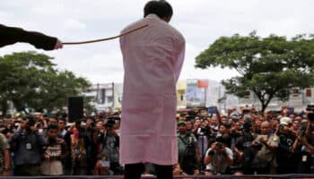 Darán 165 varazos a dos indonesios por mantener relaciones homosexuales | Video