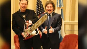 Videos | Milei regala a Musk una motosierra