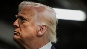 ¿Trump impondrá multas por hablar español en lugares públicos de EU? Esto sabemos