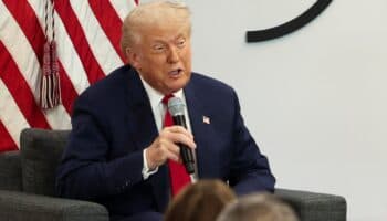 Trump se reunirá con sector empresarial de EU cuando el temor por la economía golpea a las acciones