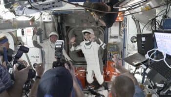 Los astronautas varados en la Estación Espacial abandonan la nave y vuelven a la Tierra