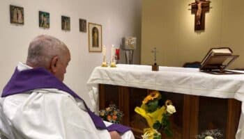 El Vaticano difunde la primera foto del papa desde su hospitalización