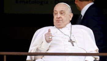 El médico que trató al papa: "Tuvimos que elegir entre dejarlo ir o probar con todo"