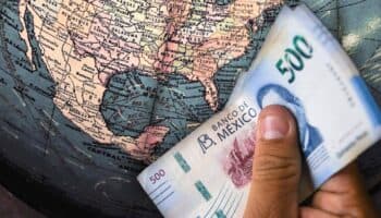 Peso mexicano sube y bolsa cae levemente