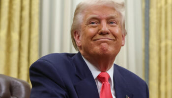 Trump promete "billones" a Groenlandia pero "apoyará" lo que decida sobre su futuro