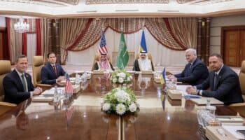 Ucrania se reúne con EU en Arabia Saudita tras ejecutar un 'ataque masivo' con drones a Rusia