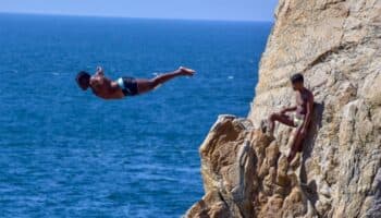 Clavadistas de La Quebrada, Acapulco, reciben récord Guinness por cinco millones de saltos de cabeza