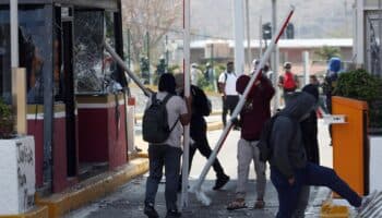 Video | Destrozan normalistas caseta de peaje en Autopista del Sol tras asesinato de Suástegui