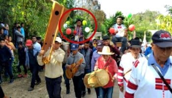 Alcalde en Chiapas pide que lo carguen en hombros para autorizar obra