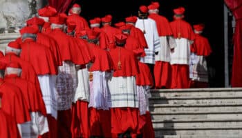 Los cardenales se reúnen para elegir la fecha del cónclave y tejer alianzas