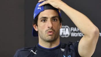 Multan a Carlos Sainz por llegar tarde durante el himno japonés en Suzuka