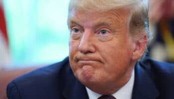 Jueza detiene la deportación de EU a El Salvador de 100 venezolanos