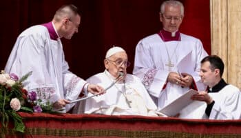 El papa Francisco da la bendición Urbi et Orbi y condena 'la carrera de rearme'