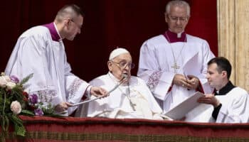 El papa Francisco da la bendición Urbi et Orbi y condena 'la carrera de rearme'