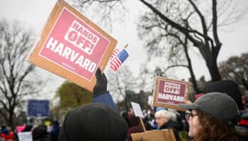 Profesores de Harvard presentan demanda por la revisión de Trump a 9,000 mdd de financiación