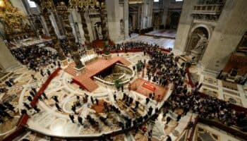 Dan jugadores de Roma y Lazio el último adiós al papa Francisco | Video