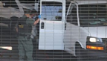 ICE detiene a migrantes en tribunales de EU y facilita las deportaciones aceleradas