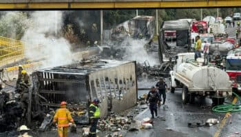 Choque múltiple e incendio de tractocamiones genera caos en la México-Toluca