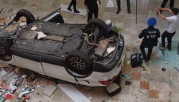 Vehículo cae desde tercer piso de estacionamiento en plaza de CDMX; conductora herida de gravedad