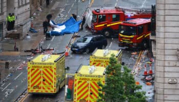 Auto embiste a multitud en festejo masivo del Liverpool