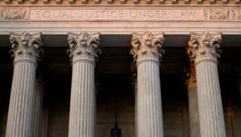 Corte Suprema permite a Trump revocar el estatus legal de 532 mil migrantes