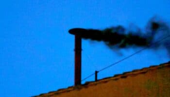 Humo negro: no hay papa tras la primera votación del cónclave