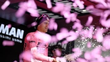 Giro de Italia: Salva Isaac del Toro la maglia rosa en la Etapa 16 | Video