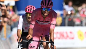 Isaac Del Toro hace sprint espectacular para defender la maglia rosa