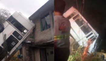 Edomex: Microbús se pasa la parada y cae sobre casa en Atizapán