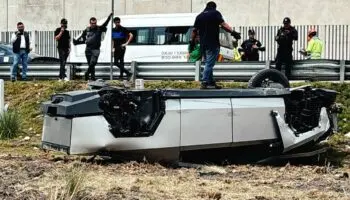 Videos | Se vuelca Cybertruck en Toluca, Edomex