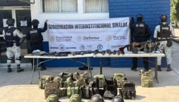 Rescatan a 3 personas, detienen a 2 y aseguran armamento en Sinaloa