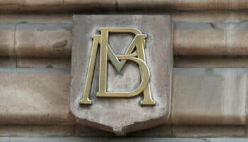 Banxico mantiene tasa de interés en 6.5% y no prevé cambios ante incertidumbre global