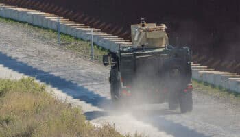 Soldados de EU detienen por primera vez a migrantes en la franja militar de la frontera con México