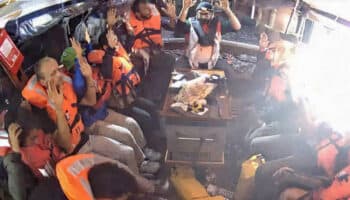 Israel aborda barco en el que viaja Greta Thunberg; hará que tripulación vea video del ataque de Hamás