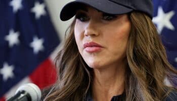 Noem responde a South Park: 'Flojo burlarse de mujeres por su apariencia'