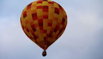Muere mujer embarazada al caer globo aerostático con 30 pasajeros en Brasil