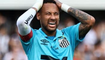 Neymar es expulsado luego de anotar con la mano en su posible despedida del Santos