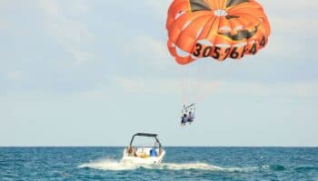 Turista se quita arnés de paracaídas mientras practicaba parapente y cae 50 metros | Video