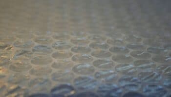 Por qué no debes explotar el plástico de burbujas